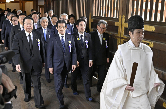 일본 여야 국회의원들이 23일 춘계 예대제(例大祭·제사)를 맞아 태평양전쟁 A급 전범이 합사된 야스쿠니신사에 집단 참배하고 있다. 도쿄에 있는 야스쿠니신사는 메이지 유신 전후 일본에서 벌어진 내전과 일제가 일으킨 수많은 전쟁에서 숨진 246만6천여 명의 영령을 추모하는 시설이다. 극동 국제군사재판에 따라 처형된 도조 히데키 전 총리 등 태평양전쟁의 A급 전범 14명도 합사돼 있다. 연합뉴스