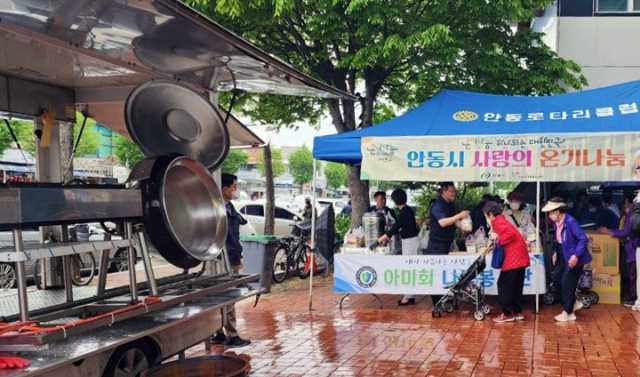 안동시자원봉사센터가 매주 토요일 운영하는 무료급식 '행복한 사랑방 밥차'가 사랑의 온가 릴레이 봉사활동으로 이어지고 있다. 사진은 아미회 회원들이 건강식품꾸러미를 전달하고 있다. 안동시 제공