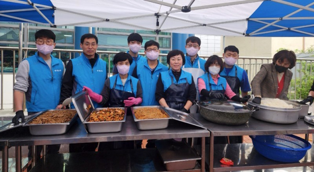 안동시자원봉사센터가 매주 토요일 운영하는 무료급식 '행복한 사랑방 밥차'가 사랑의 온가 릴레이 봉사활동으로 이어지고 있다. 사진은 경북도청 봉사 동아리 '빛나사' 회원들. 안동시 제공