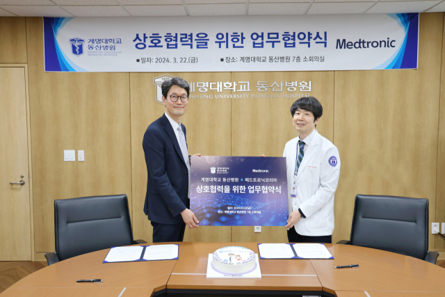 업무협약 체결식에 참석한 류영욱 계명대동산병원장(오른쪽)과 유승록 메드트로닉코리아 대표이사(왼쪽). 계명대동산병원 제공.