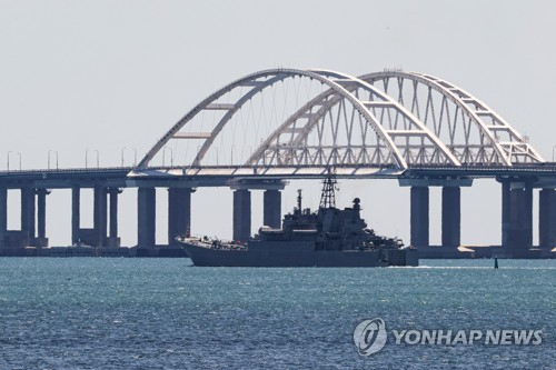 지난해 7월 17일 크림반도와 러시아 본토를 잇는 크림대교 아래로 러시아 흑해함대 함정이 운항 중이다.[타스=연합뉴스 자료사진]