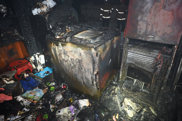 23일 밤 12시 2분쯤 대구 서구 평리동의 한 2층 주택에 있던 김치냉장고에서 화재가 발생했다. 대구서부소방서 제공