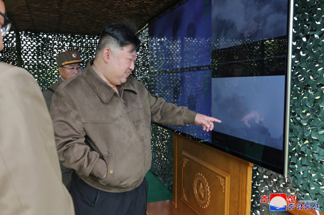 북한이 김정은 국무위원장 지도하에 초대형방사포를 동원한 핵반격가상종합전술훈련을 실시했다고 23일 밝혔다. 조선중앙통신은 전날 '핵방아쇠'라 부르는 국가 핵무기 종합관리체계 내에서 초대형방사포를 운용하는 훈련을 진행했다며 