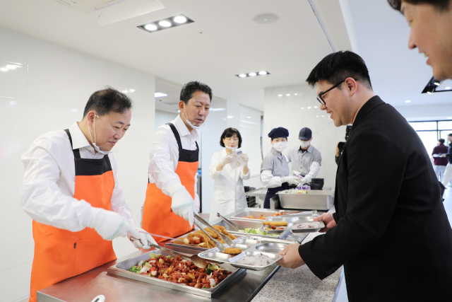 곽호상(왼쪽) 금오공대 총장과 김장호(왼쪽 두번째) 구미시장이 23일 금오공대 학생들에게 배식 활동을 하고 있다. 금오공대 제공