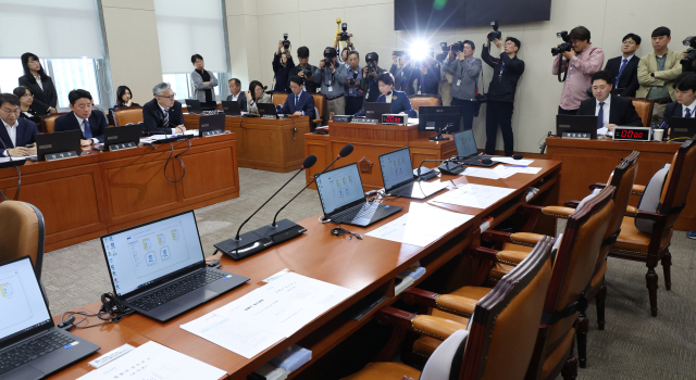 23일 국회 정무위원회에서 백혜련 위원장이 전체회의를 진행하고 있다. 이날 정무위는 야당 단독으로 가맹사업거래 공정화에 관한 법률과 민주유공자 예우에 관한 법률의 국회 본회의 직회부를 의결했다. 여당 간사인 강민국 의원은 홀로 참석했다가 의사진행발언 후 퇴장했다. 연합뉴스