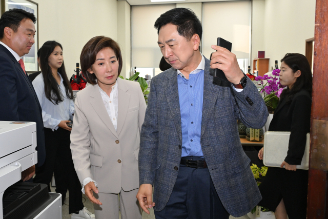 국민의힘 나경원 당선인과 김기현 의원이 23일 국회에서 열린 4선 이상 중진 간담회를 마치고 나오고 있다. 연합뉴스