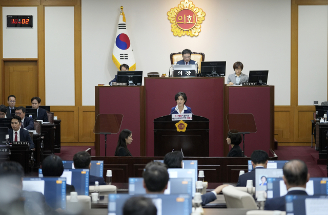 23일 대구시의회에서 열린 임시회 2차 본회의 시정질의에서 더불어민주당 육정미 의원이 박정희 기념사업의 일방적 추진을 비판하고 있다. 김영진 기자 kyjmaeil@imaeil.com