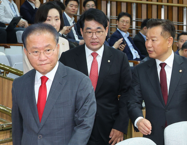 국민의힘 윤재옥 당 대표 권한대행 겸 원내대표(왼쪽부터), 배준영 사무총장 직무대리, 이양수 원내수석부대표가 23일 오전 서울 국회에서 열린 원내대책회의에 참석하고 있다. 연합뉴스