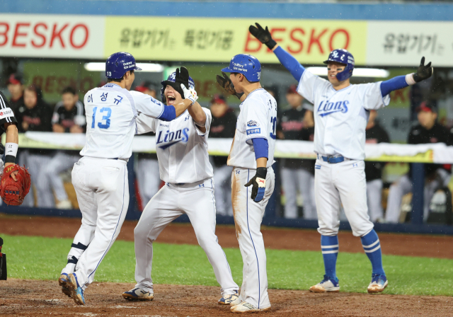 삼성 라이온즈의 이성규가 23일 대구 삼성라이온즈파크에서 열린 LG 트윈스와의 KBO 경기 6회말 역전 만루 홈런을 터뜨린 뒤 홈으로 들어오자 동료들이 격하게 반겨주고 있다. 삼성 제공