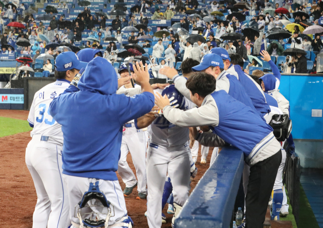 삼성 라이온즈의 이성규(가운데)가 23일 대구 삼성라이온즈파크에서 열린 LG 트윈스와의 KBO 경기 6회말 역전 만루 홈런을 터뜨린 뒤 덕아웃으로 들어오자 동료들이 격하게 반겨주고 있다. 삼성 제공