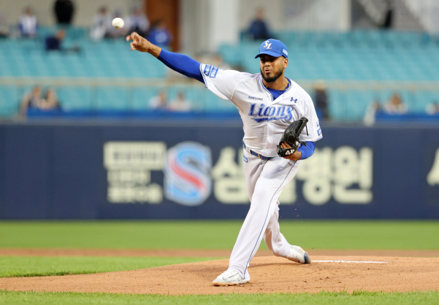 삼성 라이온즈의 데니 레예스가 23일 대구 삼성라이온즈파크에서 열린 LG 트윈스와의 KBO 경기에 등판해 역투하고 있다. 삼성 제공