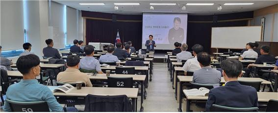 사공정규 동국의대 정신건강의학과 교수가 지난 19일 대구광역시공무원교육원에서 개최된 '2024 퇴직준비교육(1기)'에서 강연하고 있다. 대구광역시공무원교육원 제공.