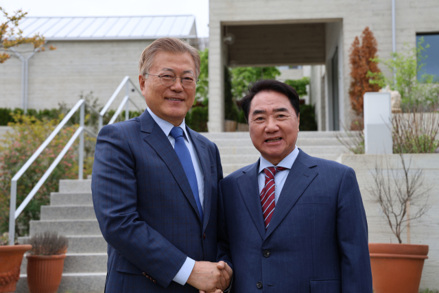 새로운미래 이석현 비상대책위원장이 23일 경남 양산시 하북면 평산마을 문재인 전 대통령 사저에서 문 전 대통령과 기념 촬영하고 있다. 연합뉴스