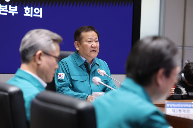 이상민 중앙재난안전대책본부 2차장(행정안전부 장관)이 24일 오전 서울 종로구 정부서울청사 서울상황센터에서 의사 집단행동 중앙재난안전대책본부 회의를 주재하고 있다. 연합뉴스