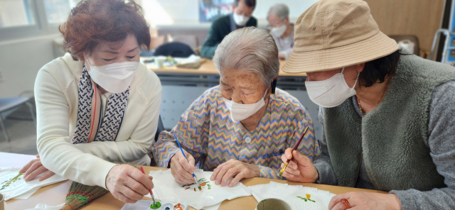 칠곡군립노인요양병원이 전국 최초로 지난 2월부터 매월 1회씩 입원 치매 환자 가족 지원 '기억콘서트' 자조모임을 시행하면서 환자 및 가족들이 행복한 추억을 만들어 가고 있다. 칠곡군립노인요양원 제공