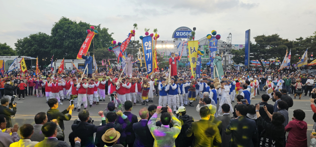 안동시와 안동문화원은 5월 3일부터 7일까지 5일 동안 '2024 차전장군 노국공주 축제'를 마련한다. 사진은 지난해 축제 차전놀이 시연모습. 매일신문 D/B