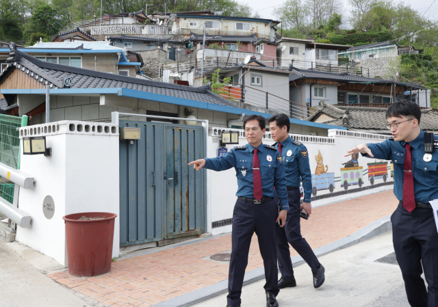 김철문 경북경찰청장은 23일 영주경찰서를 방문, 영주동에 위치한 영광여중·고 등하굣길 여성·아동 안심 귀갓길을 둘러 본 뒤 유공 직원을 표창하고 간담회를 열었다. 김 청장은 