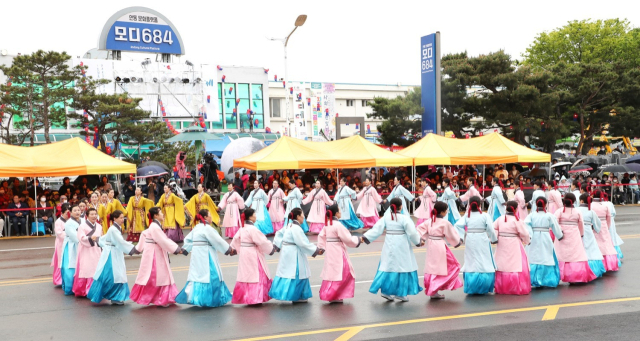 안동시와 안동문화원은 5월 3일부터 7일까지 5일 동안 '2024 차전장군 노국공주 축제'를 마련한다. 사진은 지난해 축제 놋다리밟기 시연모습. 매일신문 D/B