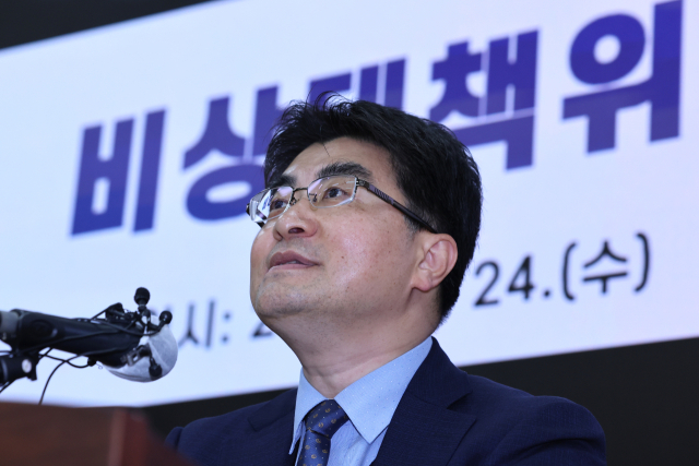 방재승 서울대학교 의과대학·서울대학교병원 교수협의회 비상대책위원장이 24일 오전 종로구 서울대 의대 융합관에서 기자회견을 열고 전날 열린 비대위 총회와 관련해 설명하고 있다. 서울대 의대·서울대병원 교수협의회 비대위는 전날 오후 총회를 열고 오는 30일부터 