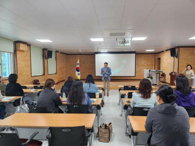 경상남도창녕교육지원청은 24일 창녕교육지원청에서 관내 유·초·중·고등학교 학부모회 임원을 중심으로「교육활동보호 학부모회 연수회」를 개최했다. 창녕교육지원청 제공