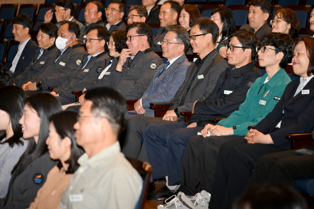 김진열 대구 군위군수와 간부 직원들이 국민권익위원회가 주관한 청렴라이브 교육을 받고 있다. 군위군 제공