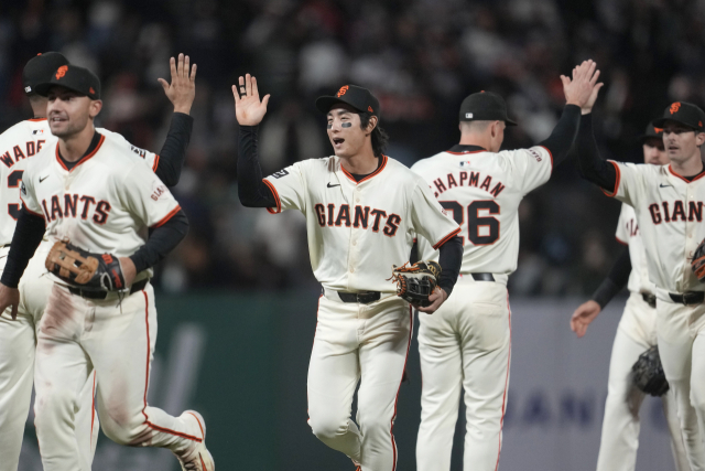 24일 미국 캘리포니아주 샌프란시스코 오라클 파크에서 열린 2024시즌 MLB 샌프란시스코 자이언츠와 뉴욕 메츠의 경기가 끝난 뒤 샌프란시스코의 이정후가 동료들과 함께 승리를 축하하고 있다. 연합뉴스