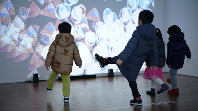 '거인피자와 꼬마셰프' 전시에서 어린이들이 작품을 체험하고 있다. 아리송미디어디자인팩토리 제공