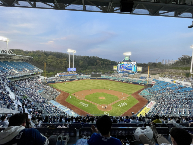 고소공포증이 없다면 요기보존도 추천한다. 5층 SKY 자유석 일부에 빈백이 채워져 있는 존인데, 구장 맨 꼭대기에서 내 집 안방처럼 반쯤 누워 경기를 내려다 볼 수 있다.