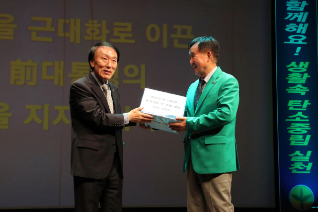 최영수 대구시새마을회 회장(오른쪽)이 24일 대구은행 제2본점 대강당에서 열린 