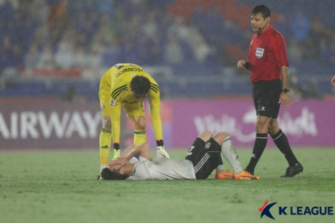 승부차기 실축에 괴로워하는 울산 HD 김민우. 한국프로축구연맹 제공.