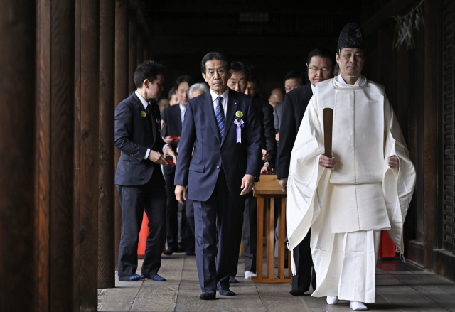 일본 여야 국회의원들이 23일 춘계 예대제(例大祭·제사)를 맞아 태평양전쟁 A급 전범이 합사된 야스쿠니신사에 집단 참배하고 있다. 연합뉴스