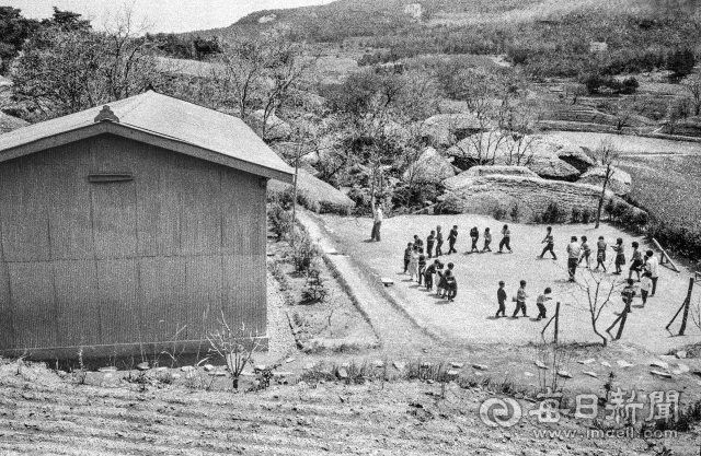 1969년 6월 대구 동구(현 수성구) 범물동 1118번지(진밭길 409) 지산국민학교 범물분교. 예능시간에 전교생이 선생님과 함께 운동장을 맴돌며 율동을 배우고 있다. 범물분교는 당시 강원채 대구시장이 주민들의 잇따른 진정을 받아들여 1963년 12월 개교했다. 사진=매일아카이빙센터