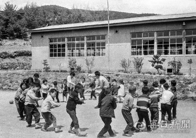 1969년 6월 예능시간에 선생님과 함께 노래를 부르며 율동을 배우는 지산국민학교 범물분교 어린이들. 사진= 매일아카이빙센터