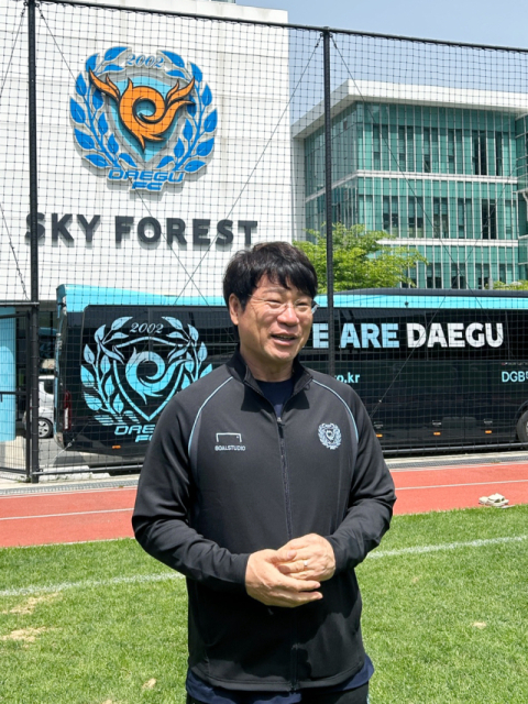 박창현 대구FC 감독이 클럽하우스 옆 잔디구장에서 자신의 포부를 밝히고 있다. 대구FC 제공