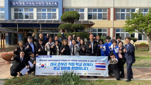 지난 22일 경북 의성유니텍고등학교 관계자와 태국 촌부리 직업학교와 교육부 관계자들이 우수 유학생 유치 사업과 관련해 현장 확인을 끝내고 교정에서 기념 촬영을 하고 있다. 의성유니텍고 제공