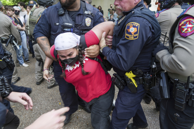 24일(현지시간) 미국 텍사스주 오스틴의 텍사스대 캠퍼스에서 팔레스타인 지지 시위를 벌이던 여성이 경찰에 연행되고 있다. 아이비리그에서 시작된 대학가의 친팔레스타인 시위는 미국 전역으로 확산하는 추세다. 연합뉴스