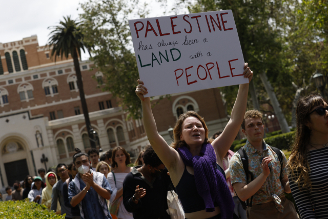 미국 캘리포니아주 로스앤젤레스에 있는 남가주대 학생과 커뮤니티 회원들이 24일(현지시간) 학교 캠퍼스에서 팔레스타인을 지지하는 시위를 벌이고 있다. 아이비리그 대학가에서 시작된 친팔레스타인 시위는 미국 전역으로 번지는 추세다. 연합뉴스