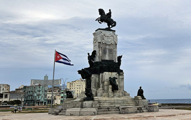 쿠바 공원에 휘날리는 국기. 연합뉴스