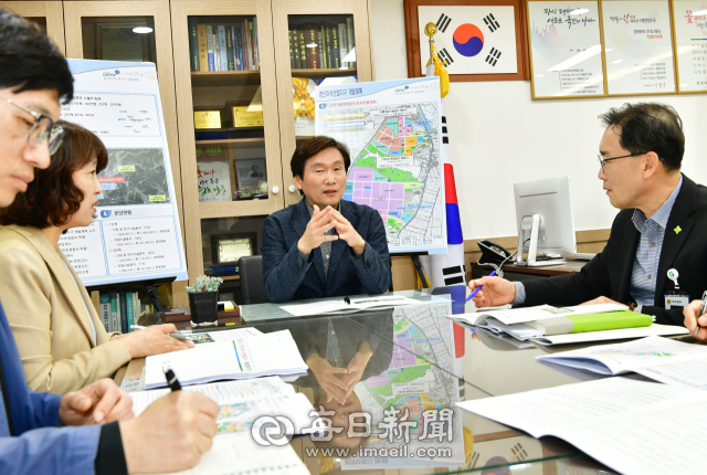 조현일 경산시장(가운데)과 경산시 간부들이 경산지식산업지구 개발계획 변경안과 관련한 협의를 하고 있다. 경산시 제공