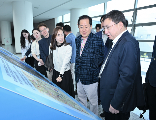 홍준표 대구시장이 25일 중국 쓰촨성 청두시 톈푸국제공항을 방문해 공항 시설과 운영현황 등을 살펴보고 있다. 대구시 제공