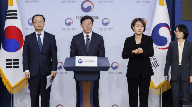 노연홍 의료개혁특별위원회 위원장이 지난 4월 25일 오후 서울 종로구 정부서울청사 별관에서 첫 특위 회의를 마친 뒤 향후 특위 운영 방향에 대해 설명하고 있다. 연합뉴스