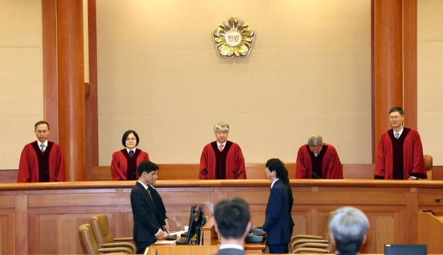 이종석 헌법재판소장과 재판관들이 25일 서울 종로구 헌법재판소 대심판정에서 열린 민법 제1112조 등 유류분 제도에 대한 위헌법률심판 및 헌법소원 선고를 위해 입장하고 있다. 이날 헌재는 