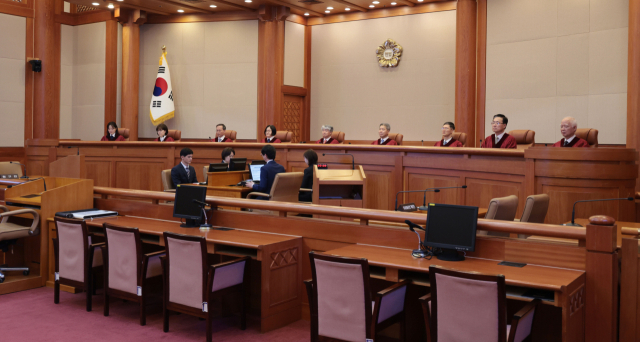 이종석 헌법재판소장과 재판관들이 25일 서울 종로구 헌법재판소 대심판정에서 열린 민법 제1112조 등 유류분 제도에 대한 위헌법률심판 및 헌법소원 선고를 위해 자리하고 있다. 이날 헌재는 