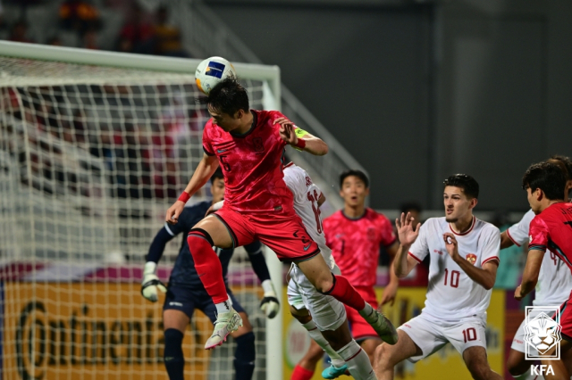 26일(한국시간) 카타르 도하 압둘라 빈 칼리파 스타디움에서 열린 AFC U-23 아시안컵 한국과 인도네시아의 8강전 경기. 한국 변준수가 헤더슛을 시도하고 있다. 대한축구협회 제공