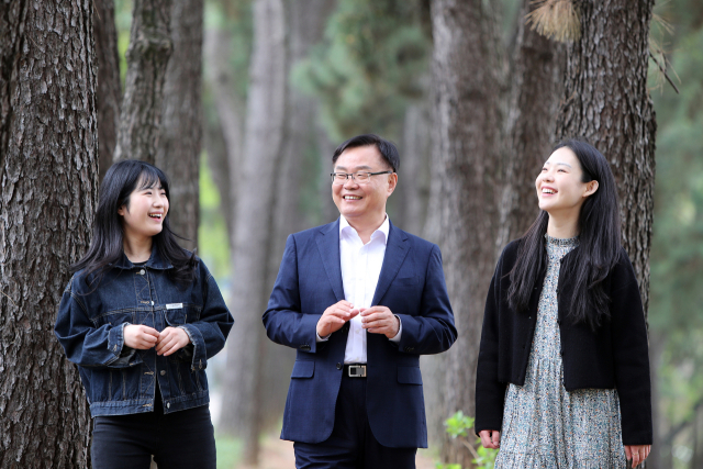 홍남표 창원시장이 직원들과 편하게 소통하는 모습. [사진=창원시]