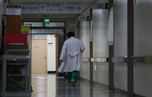 지난 19일 대구 시내 한 종합병원에서 전공의가 사직서를 제출하기 위해 행정부서로 들어가고 있다. 김영진 기자 kyjmaeil@imaeil.com