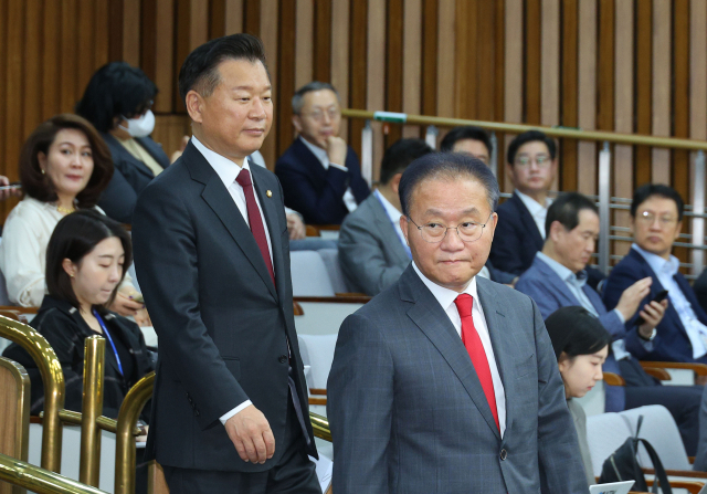 국민의힘 윤재옥 당 대표 권한대행 겸 원내대표와 이양수 원내수석부대표가 23일 오전 서울 국회에서 열린 원내대책회의에 참석하고 있다. 연합뉴스