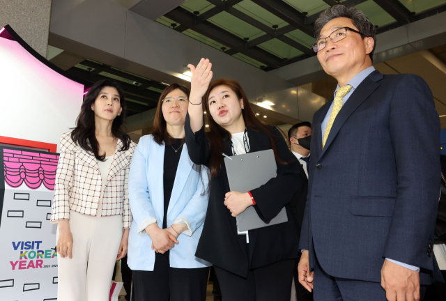 26일 인천국제공항 제1여객터미널에서 열린 한국방문의해 환영주간 개막행사에서 이학재 인천국제공항공사 사장, 장미란 문화체육관광부 제2차관, 이부진 한국방문의해위원회 위원장이 홍보 부스를 살펴보고 있다. 연합뉴스