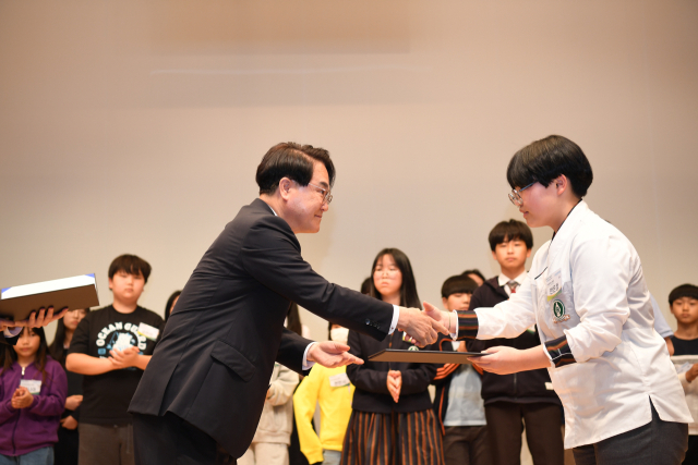 김하수 청도군인재육성장학회 이사장이 선벌된 정학생 334명에게 장학금과 증서를 수여하고 있다. 청도군 제공
