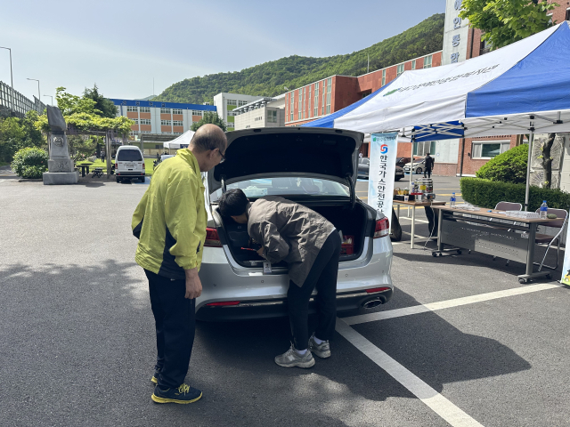 한국가스안전공사 대구광역본부가 지난 25일 대구장애인종합복지관에서 거동이 불편하거나 시간적·경제적으로 어려움을 겪어 차량 안전점검을 받기 힘든 장애인을 위해 LPG차량 무상점검을 실시했다. 한국가스안전공사 제공.